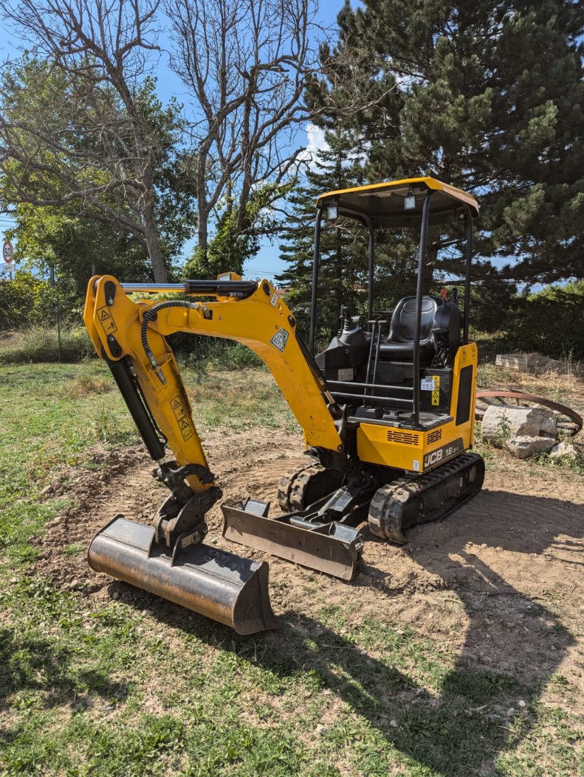 JCB 18Z-1 année 2023 avec 270H 20 500€ ou 21 500€ N°152